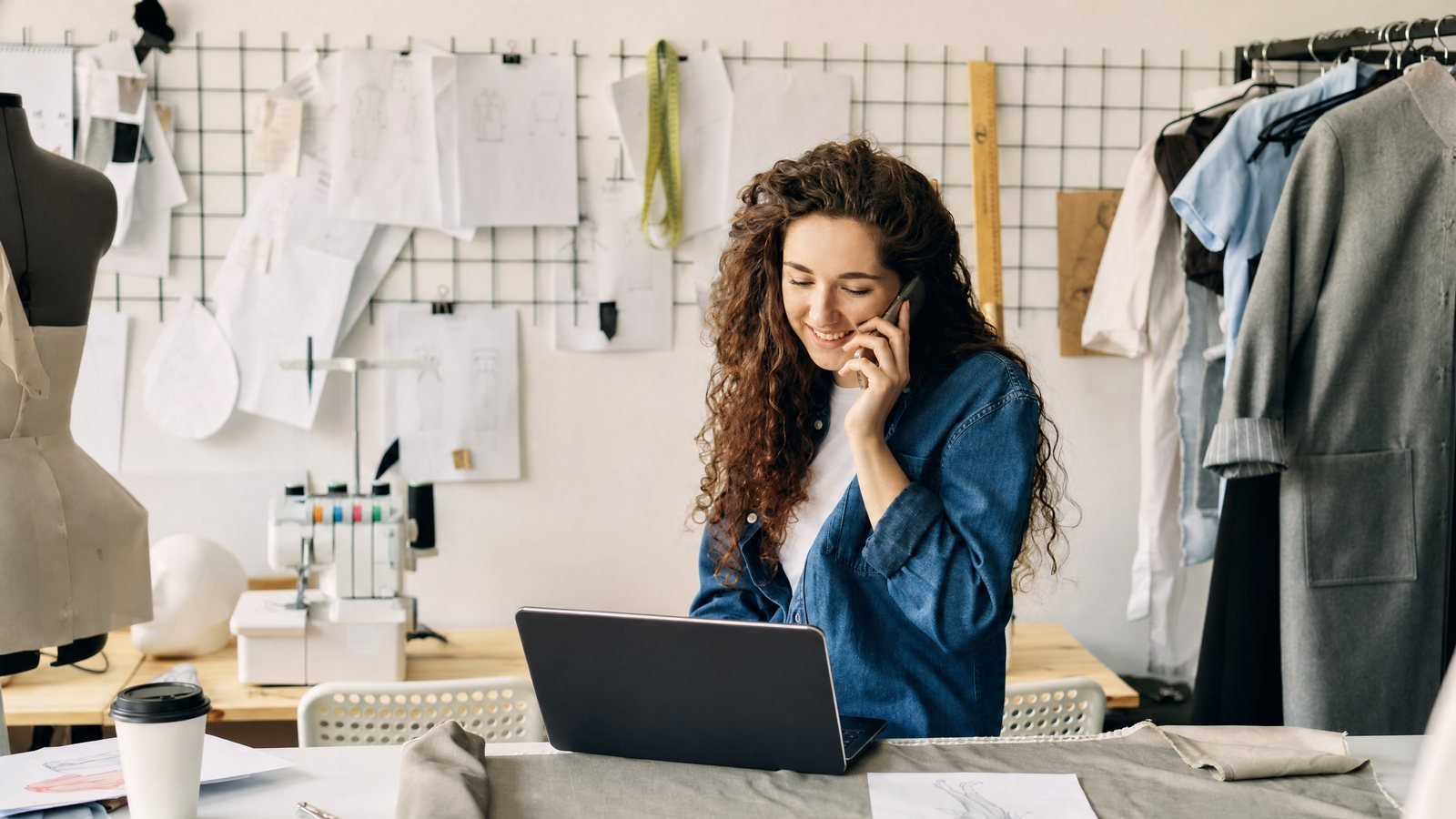 Artisan qui configure sa fiche d'établissement Google sur un ordinateur portable dans son atelier